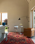 Tapis artisanal à métier noir de la série Göbeklitepe, fabriqué à la main avec de la laine 100 % Nouvelle-Zélande et orné de motifs anatoliens 04RED